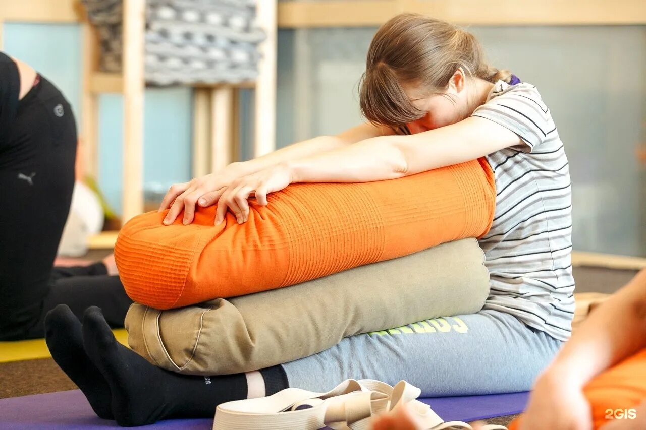 Пропсы это. Айенгар йога барнаул. Казуальные пропсы. Випарита дандасана. Йога айенгара в барнауле.