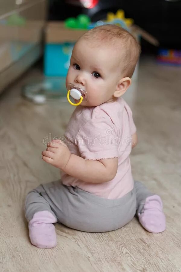 Ребенок с пустышкой. Какая малышка. Младенцы с сосками. Ребенок с сосочкой. Малышка сосочка.