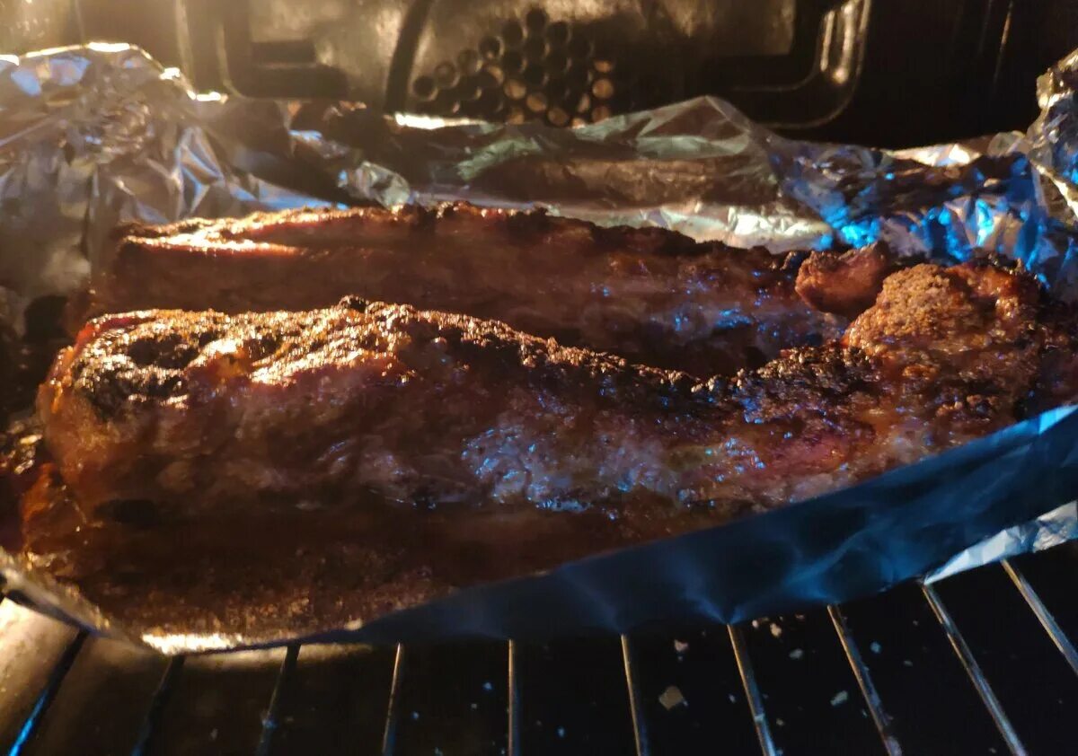 Свиные ребра в духовке без фольги. Рёбра свиные в духовке в фольге. Свиные ребра в духовке без фольги. Ребра для запекания в духовке. Свиные рёбрышки в духовке в фольге.