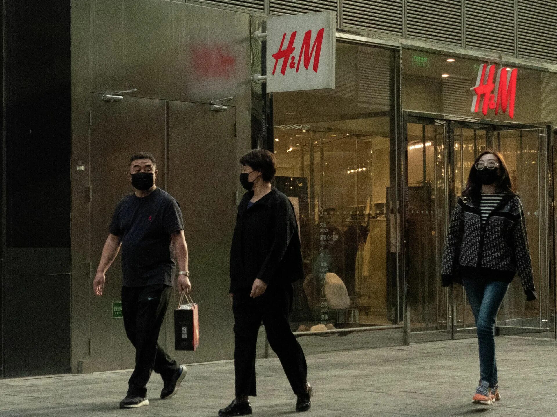 Магазины уходящие из россии. Закрытие h&m. Закрытие HM В России. H M В России. H M уходит из России.