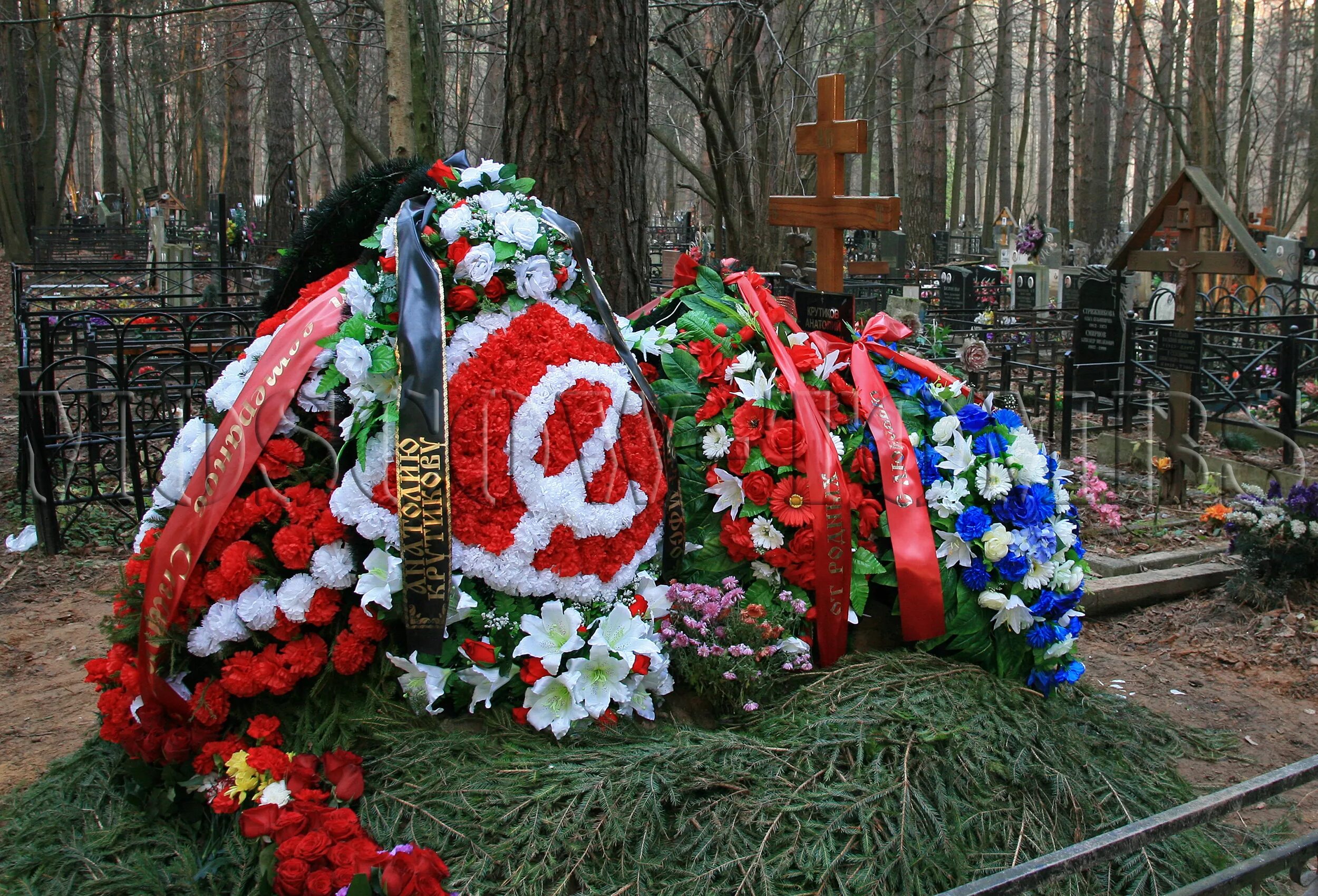 Памятники на николо архангельском кладбище. Николо-Архангельское кладбище могилы. Никколо Архангельское кладбище. Книколоархангельское кладбище.