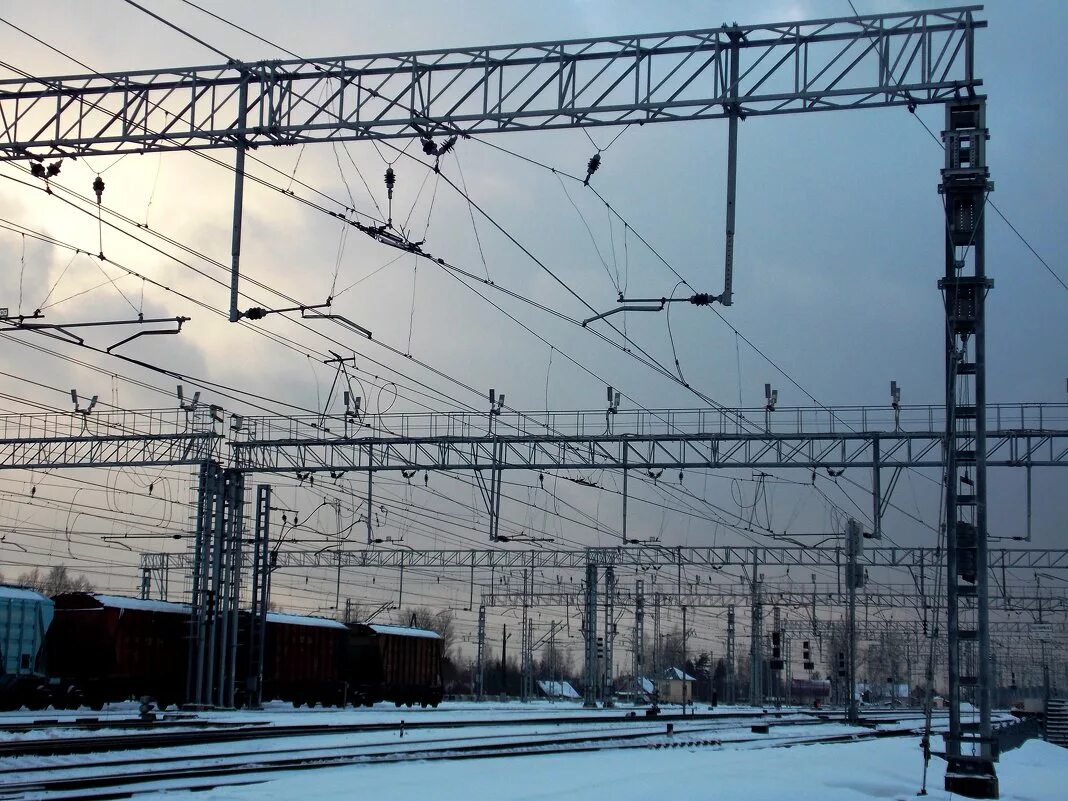 электромонтер контактной сети трансэнерго. строительство железных дорог. грузокомпенсатор контактной сети. монтер контактной сети ржд. электрификация крымской железной дороги.