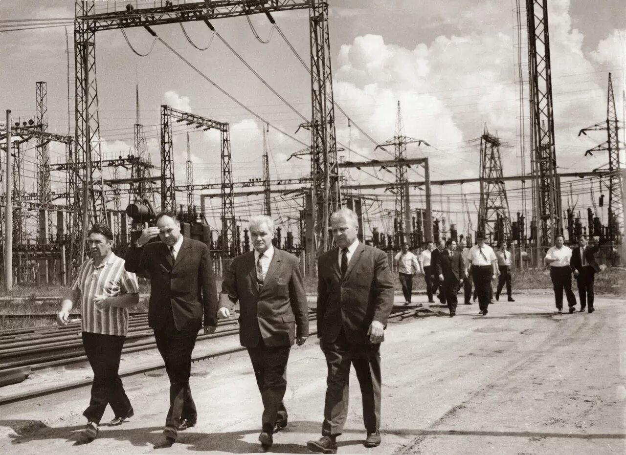 Строительство камаза набережные челны. Камаз завод 1969. Завод камаз в набережных челнах. Завод краз ссср. Строительство завода камаз.