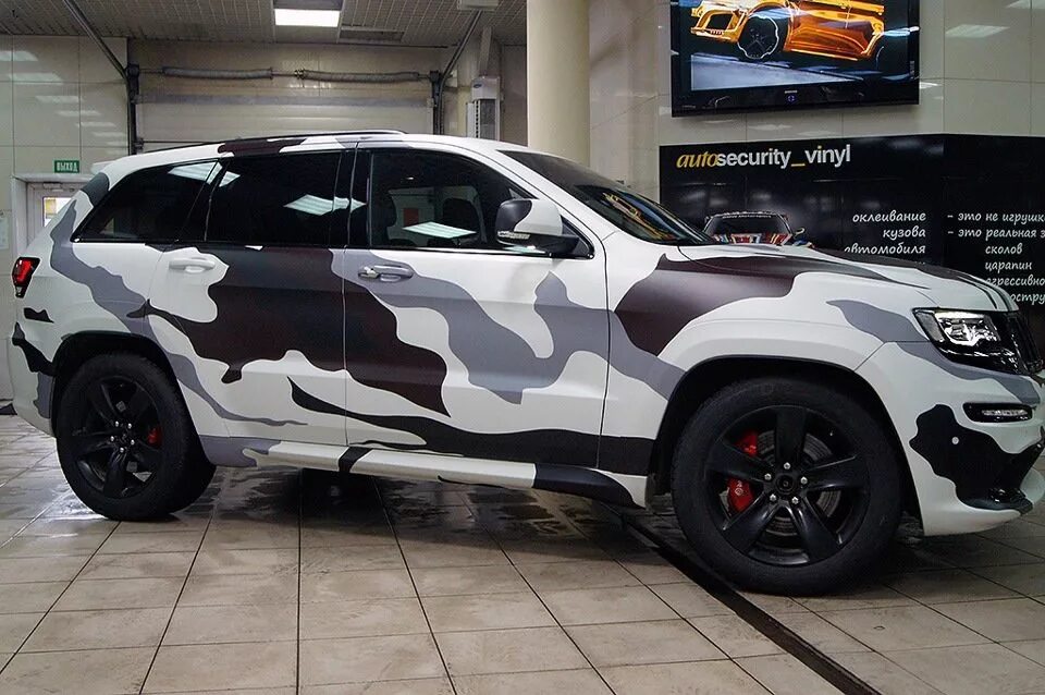 Оклейка бронепленкой автомобиля by tuning. Jeep Grand Cherokee камуфляж. Джип Гранд Чероки камуфляж. Jeep Grand Cherokee винил. Jeep Grand Cherokee хаки.