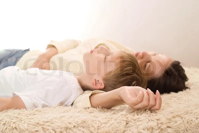 Зашла к спящему сыну. Мама любит спать с сыном. Sleeping on the Carpet.