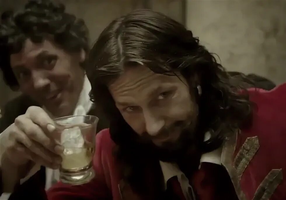 Пью стакан песня. Капитан морган актер из рекламы. песня со стаканчиком.