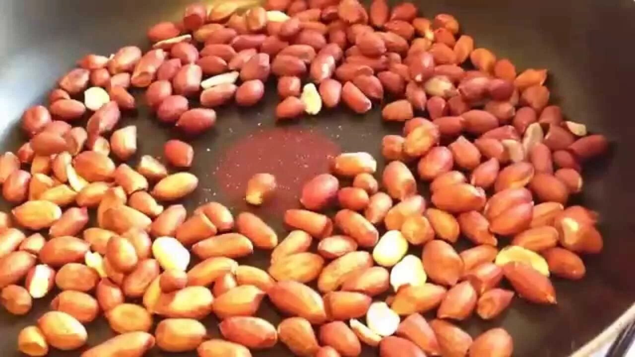 Жареные орешки. Сковородка для орешек. Арахис жареный в микроволновке. Обжаренные кедровые орешки. Арахис жарится на сковороде.