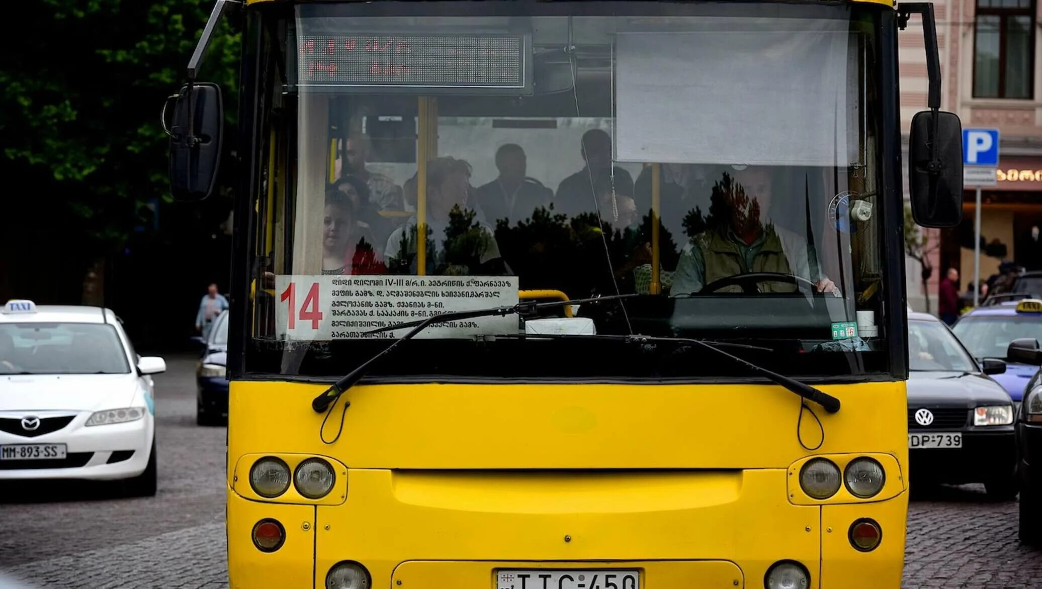 Тбилисский автобус. Автобусы Тбилиси. Автобус Спутник. Общественный транспорт Тбилиси.