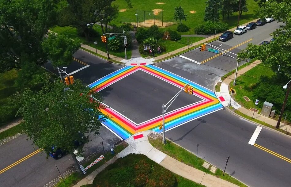 Переход по метке. Разрисованные пешеходные переходы. Rainbow crosswalk. Пешеходный переход из карандашей Тбилиси.