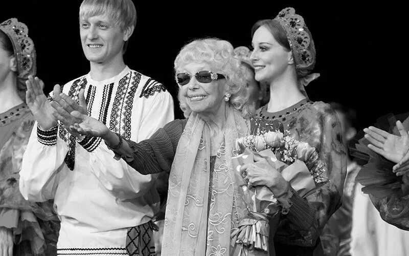 Руководитель ансамбля березка. Худрук ансамбля березка. Руководитель ансамбля березка. Ансамбль березка надежда надеждина. Мира кольцова ансамбль березка.