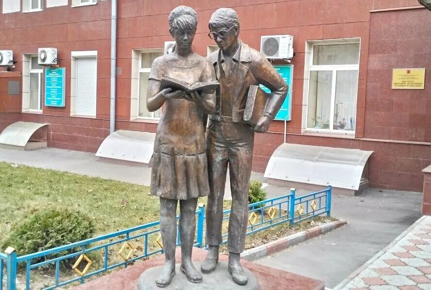 Памятник шурику и лидочке в краснодаре. Шурик рязань. Скульптура шурик и лида в белгороде. Шурик рязань. Памятник шурику и лиде в рязани.