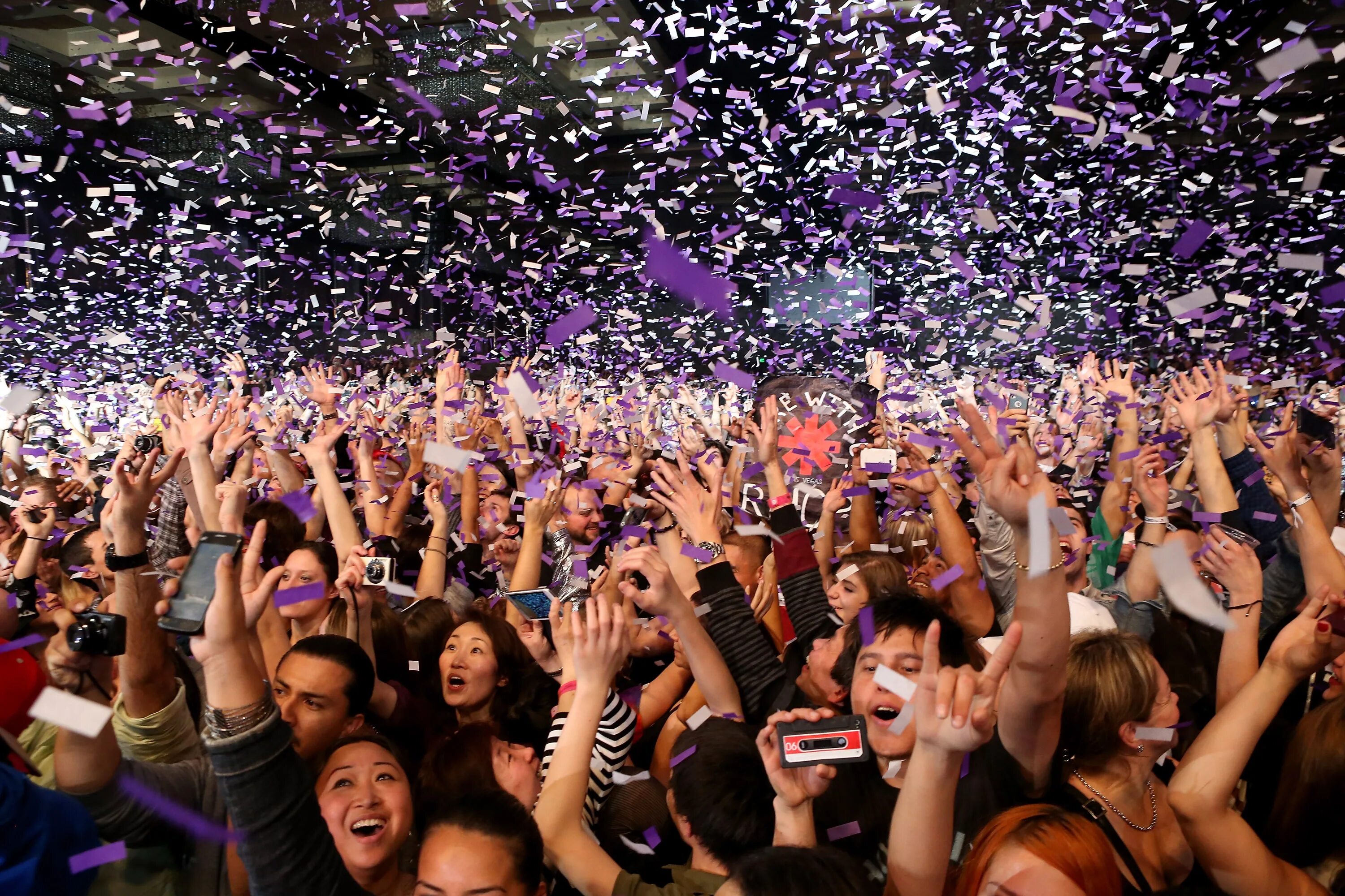 Обои на рабочий стол рок сцена. At the concert. Безысходность песня тату. Aid concert wallpaper. Толпа на концерте.