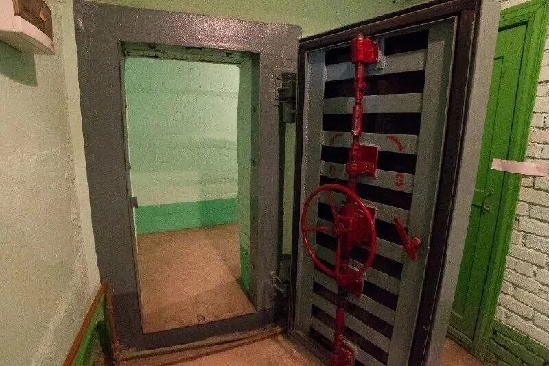 Двери бункера фото Бомбоубежище под школой обнаружили в Карагандинской области