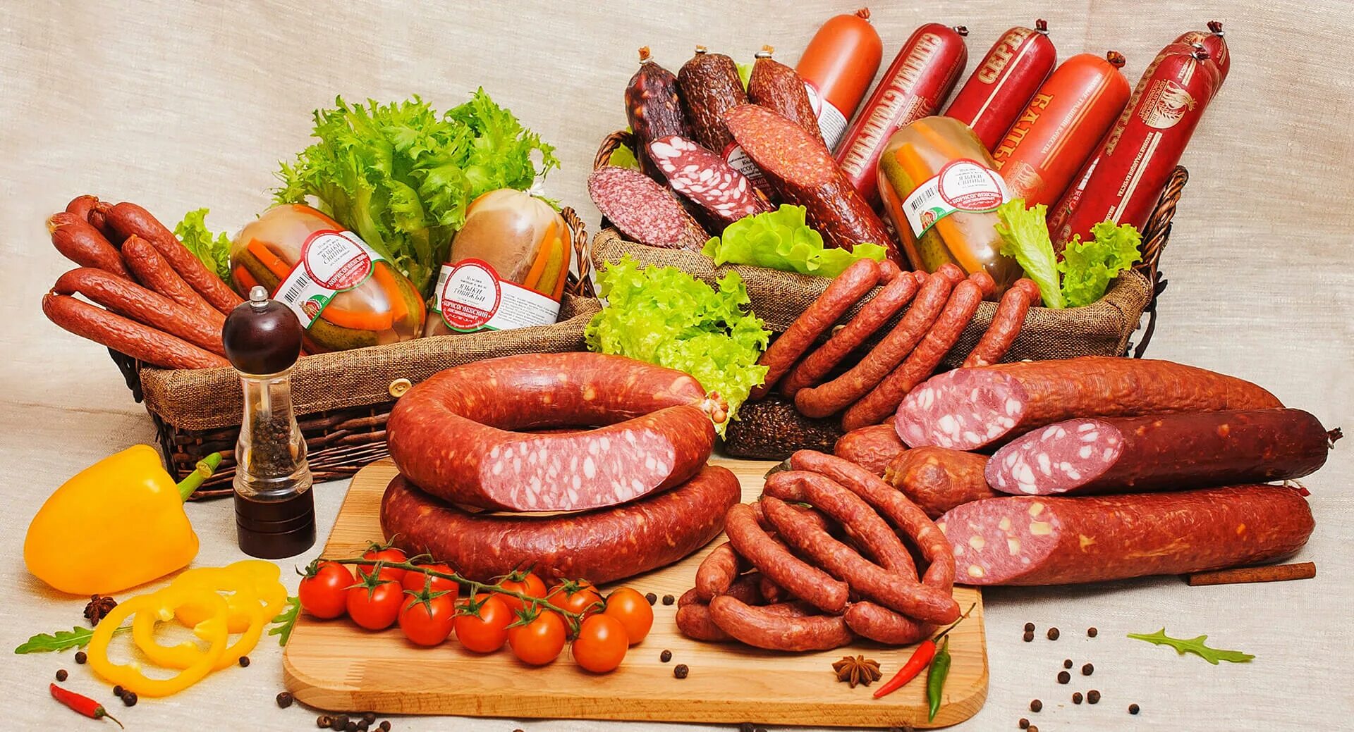 вурнарский мясокомбинат. деликатесы мясокомбинатов. чернышихинский мясокомбинат колбасы. мясо колбасы. колбаса подкопченная доброгост.