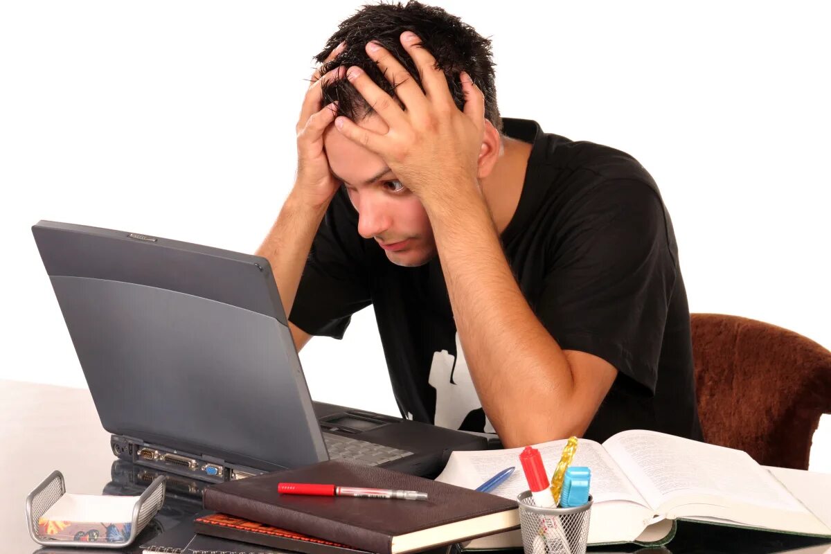 Что делать ноут. Стресс за компьютером. Человек перед компьютером. Усталый человек за компьютером. Уставший человек за ноутом.