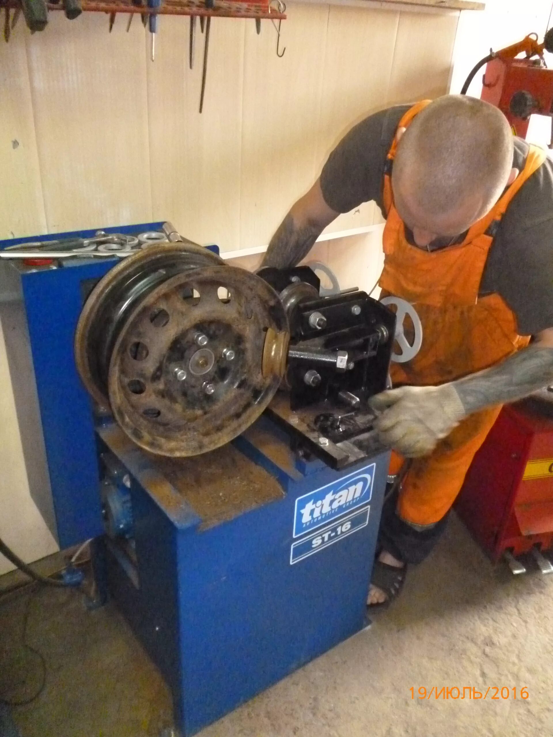 прокатка железных дисков. прокатка стального диска. прокат штампованных дисков. прокатка вместо штамповки. прокатка стальных дисков.