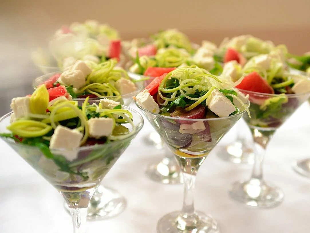 Греческий праздничный стол. Салат в бокале. Салат в фужере. Салаты в стаканчиках.