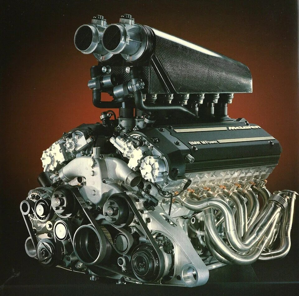 Двигатель автомобиля бмв. S70 BMW v12. BMW v12 engine. БМВ в12 мотор. BMW s70/2.