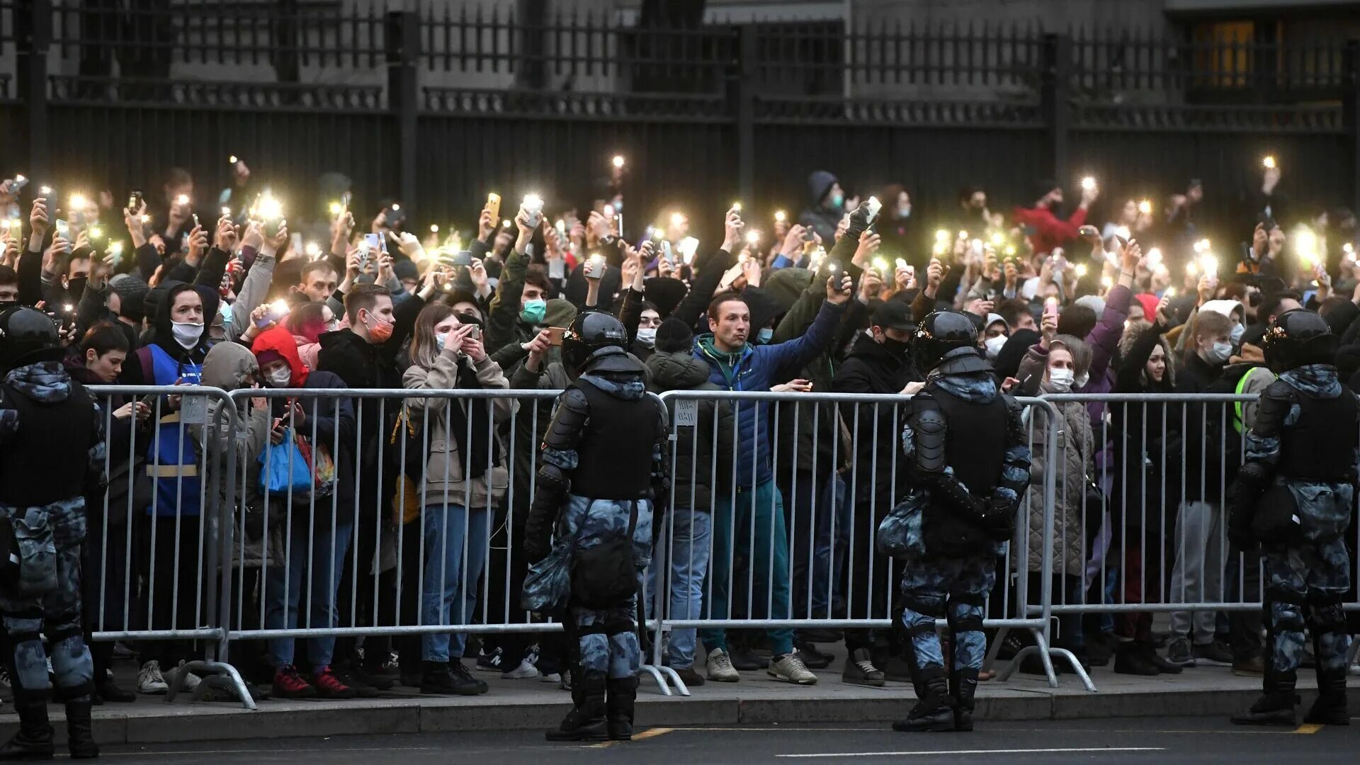 Новости сегодняшнего вечера. Протесты в Москве 21 апреля. Митинги в Москве 21 апреля 2021. Митинг Навального в Москве 2021 21 апреля. Протесты в поддержку Алексея Навального (2021).