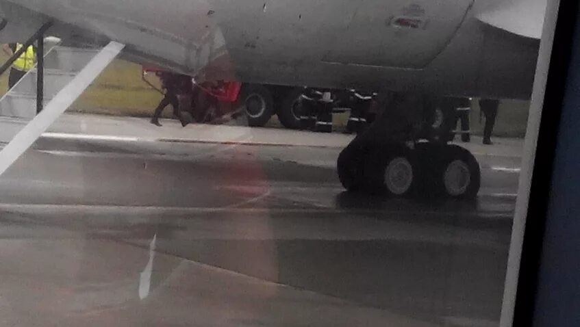 Шасси а320. Посадка самолета с неисправным шасси. Самолёт без переднего шасси. Самолет сел без шасси в дубае. Посадка самолета шасси.