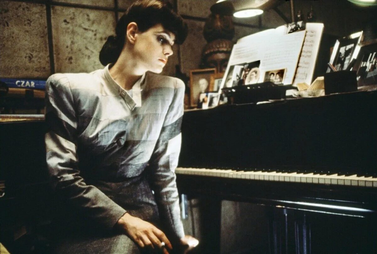 Бегущий по лезвию бритвы 1982. Бегущий по лезвию 1982. бегущий по лезвию фильм 1982 кадры. бегущий по лезвию 1982 рейчел. бегущий по лезвию 1982 кадры из фильма.