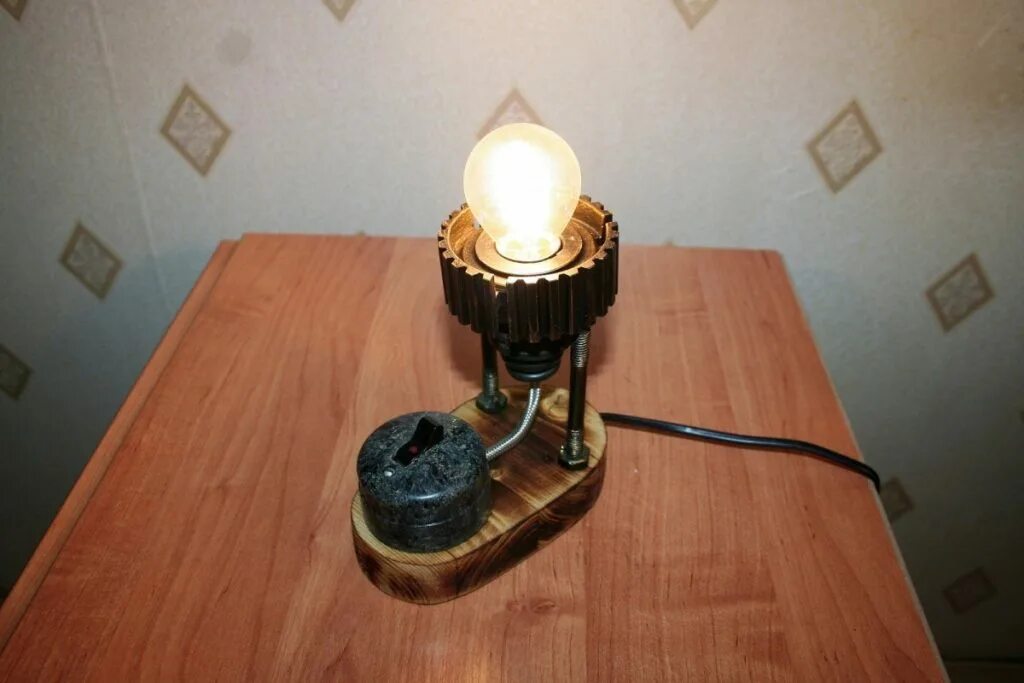 Самодельный эле. Самодельный светильник. Самодельная лампа. Светильник из лампы. Самодельный настольный светильник.