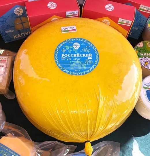 Сколько стоит кг сыра российского. Сыр полутвердый. Сыр российский полутвердый. Сыр российский 1 кг. Сыр российский головка.