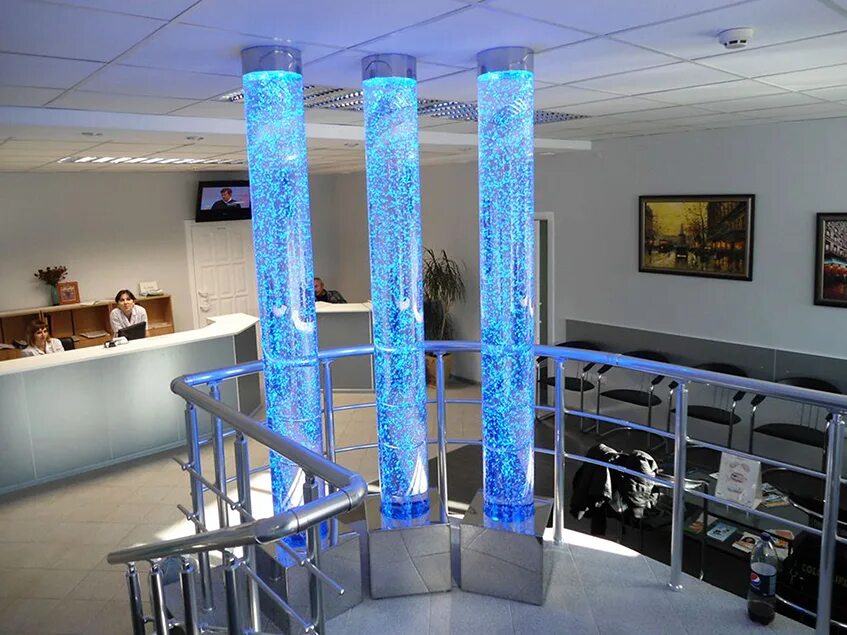 отделка колонн. колонны в интерьере. стеклянные колонны. колонны из стекла. зеркальная колонна.