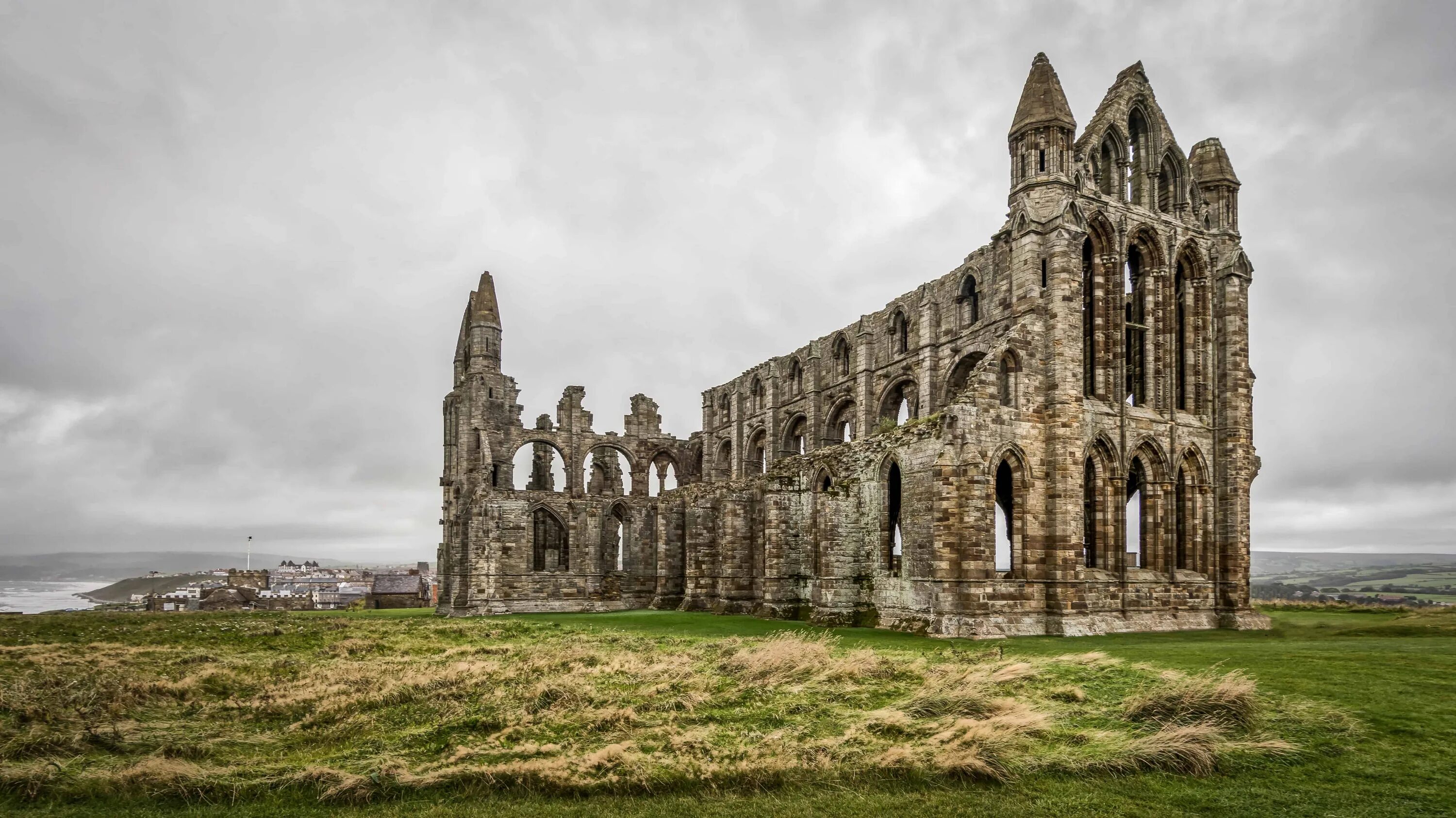 Аббатства великобритании. Аббатство Уитби (Whitby Abbey). Аббатство Уитби в Северном Йоркшире. Уитби Англия Церковь. Аббатство Уитби Дракула.