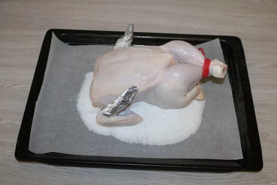 Сколько запекать курицу на соли. Курица в духовке с солью на противне целиком. курица запеченная на соли в духовке.