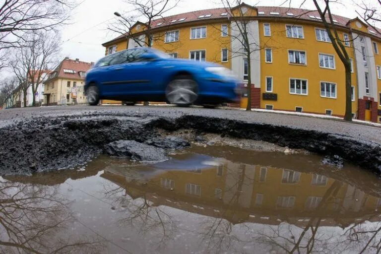 Почему в европе дороги. Разбитые дороги в Германии. Плохие дороги в Германии. Убитые дороги Германии. Ямы на дорогах Германии.