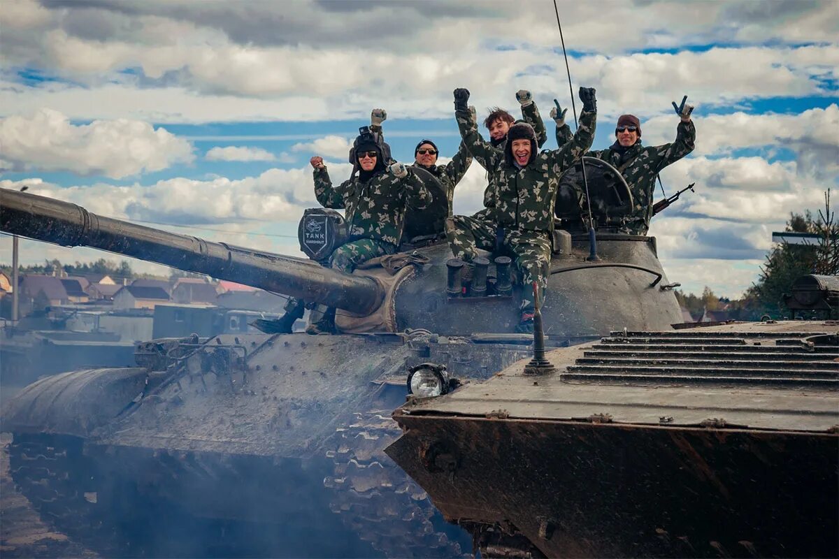 Покататься на танке в подмосковье. Кататься на танке. Поездка на танке. Команда танкового биатлона. Покататься на танке в подмосковье.