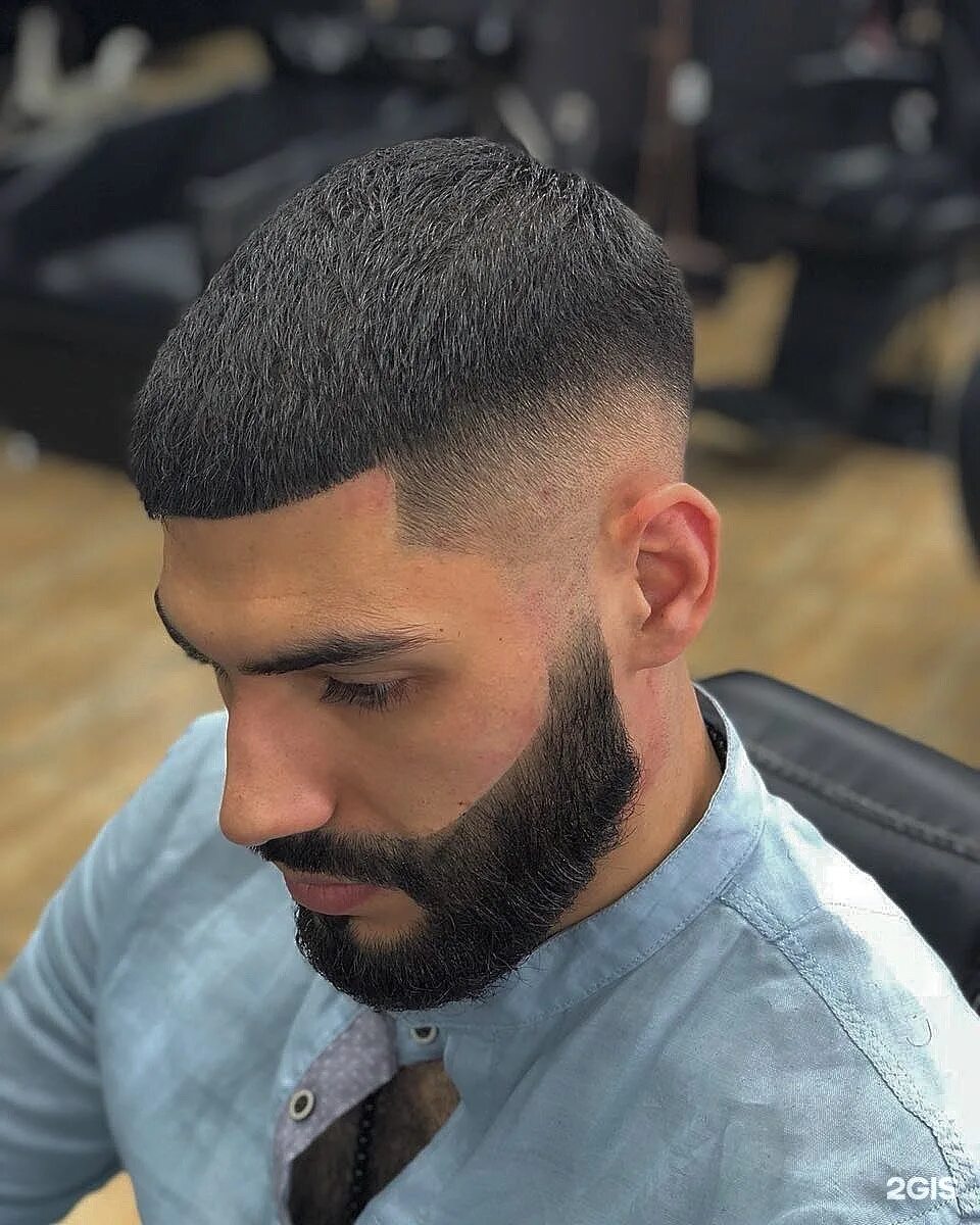 Короткие мужские стрижки в барбершопе. Эльман барбер. Полубокс стрижка мужская короткая барбер. Барбершоп стрижка фейд. Барбершоп стрижка фейд короткая.