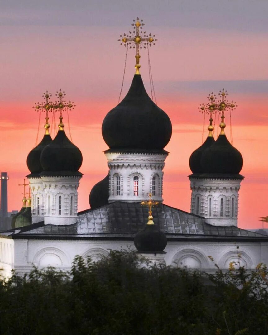 Храм с чёрными маковками Москва. СПБ православный храм черные купола. Церковь черные купола Барнаул.
