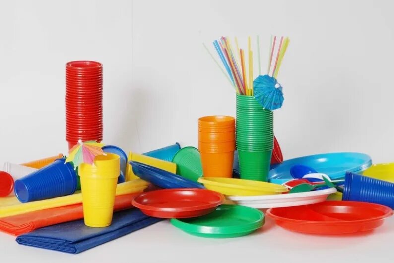 Полимеры пластмассы. Пластиковые хозтовары. Изделия из пластика. Посуда из полимеров. Бутылки для бытовой химии.