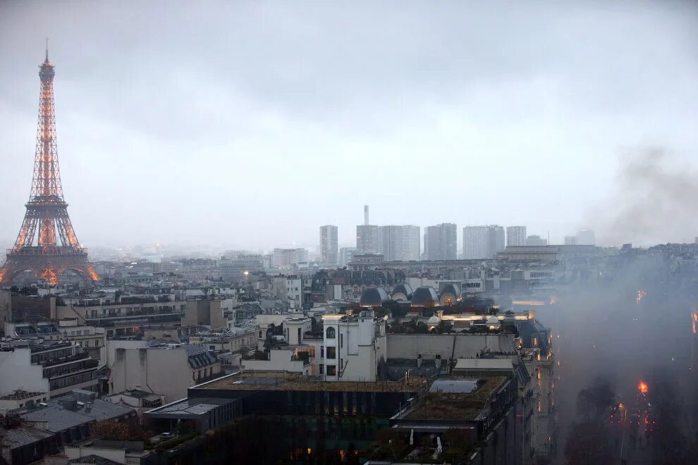 Эйфелева башня после пожара. Couples in eiffel tower. Эльфивая башня взорванная. Эйфелева башня после пожара. Эйфелева башня после пожара.