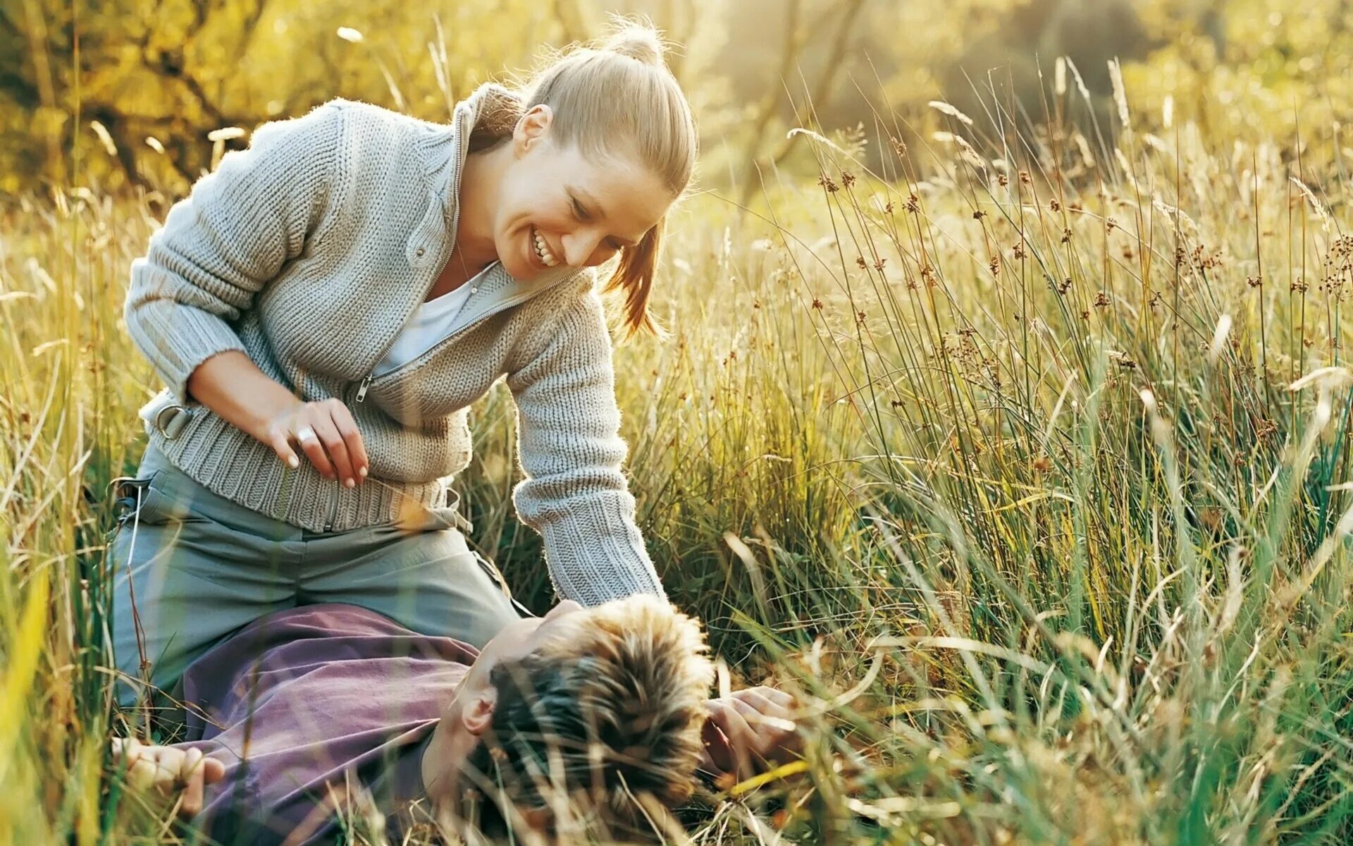 Счастливые люди на природе. Человек и природа. Девочка сидит на траве. Женщина радуется. Быть твоей травой