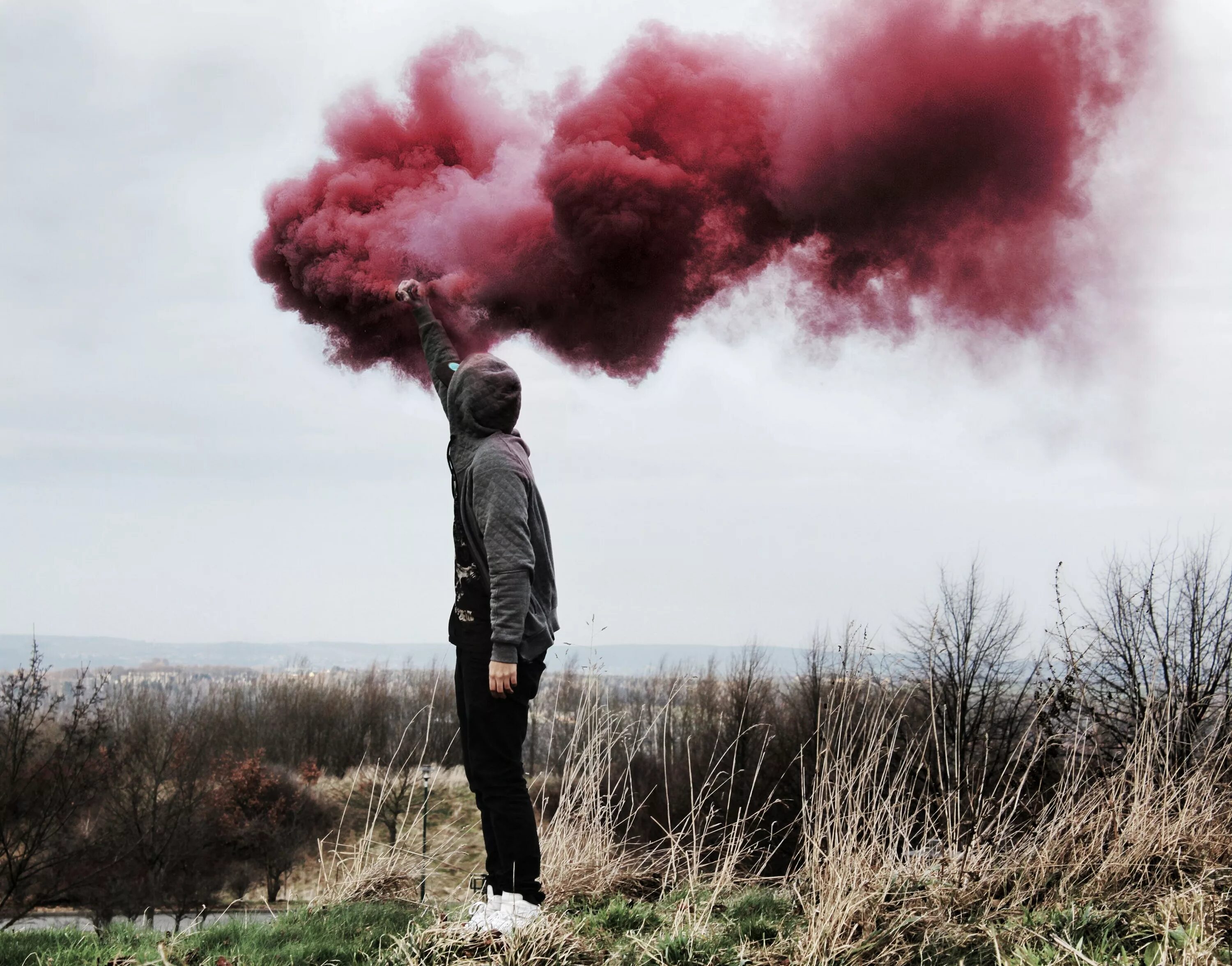 Магия дым. Человек с дымящейся головой. Голова дымится. В башке дым. Человек из дыма.