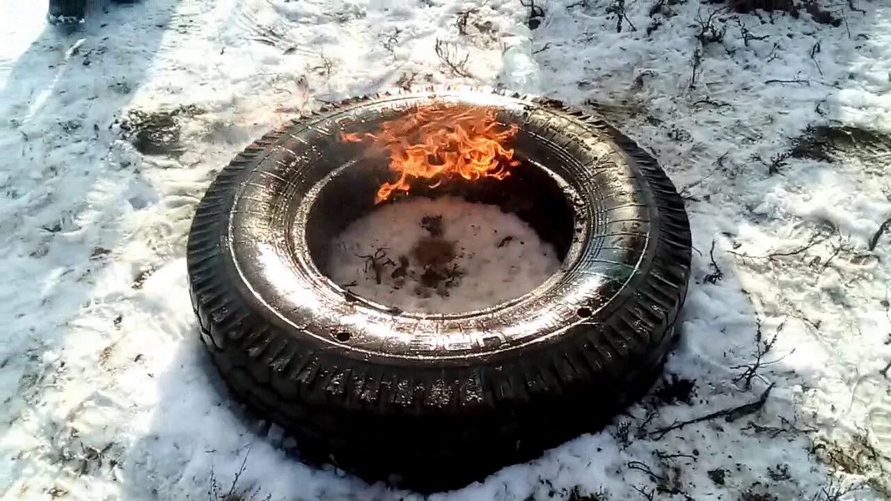 Горелая шина. Горящие покрышки. Сгоревшая покрышка. Горит резина. Поджигали покрышки