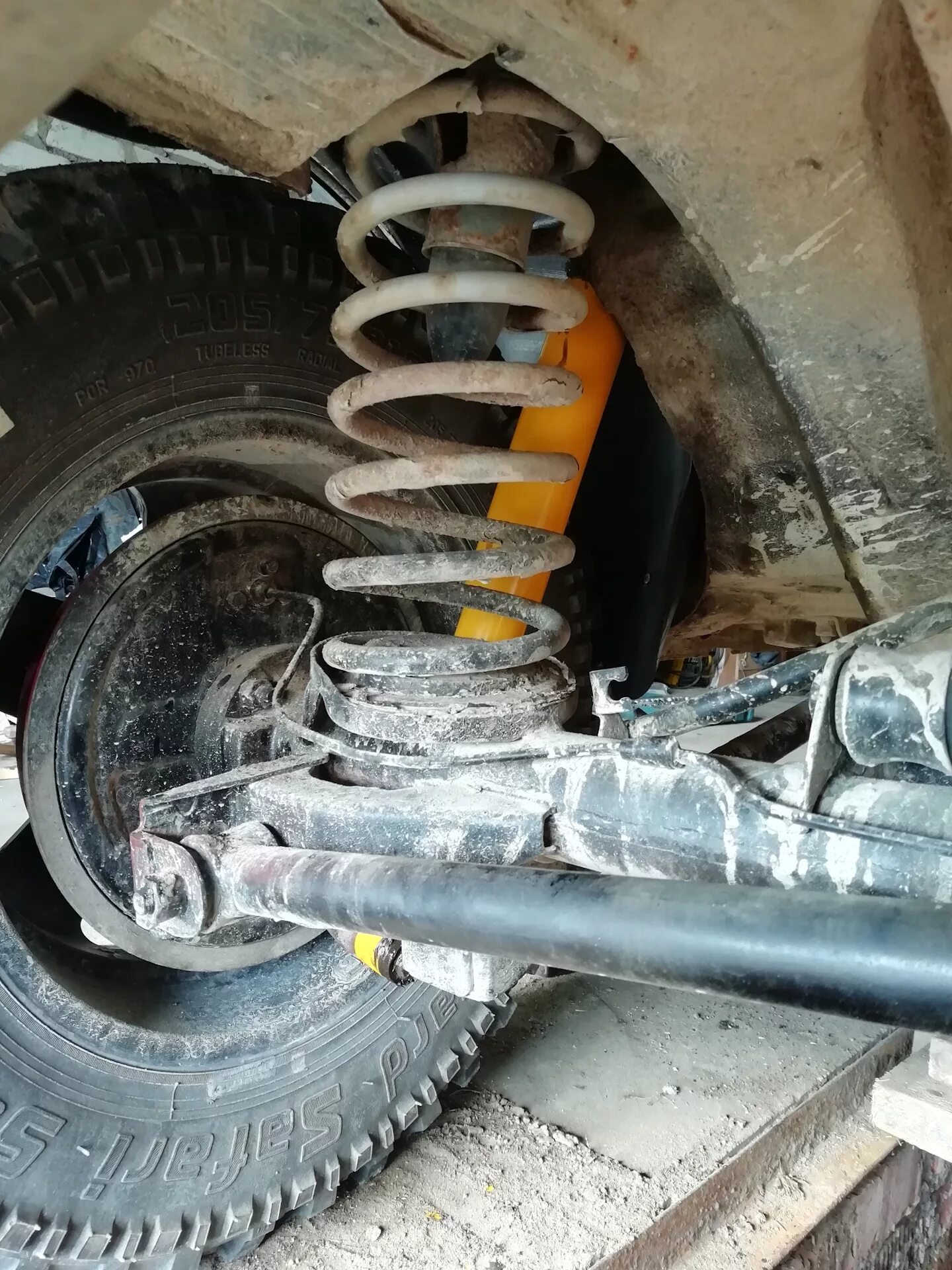 Крепление заднего амортизатора нива 21213. Болт заднего амортизатора нива 2121. Как поменять задние амортизаторы на ниве. Амортизатор задний нива шевроле. Кронштейн крепления заднего амортизатора нива шевроле.