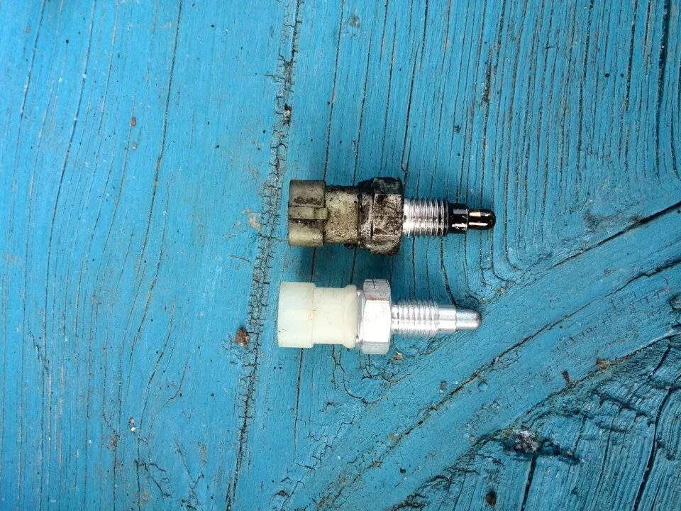 6 артикул. Поменять датчик заднего. Датчик включения заднего хода калина 1. Выключатель заднего хода ваз 2110. Датчик заднего хода шевроле лачетти.