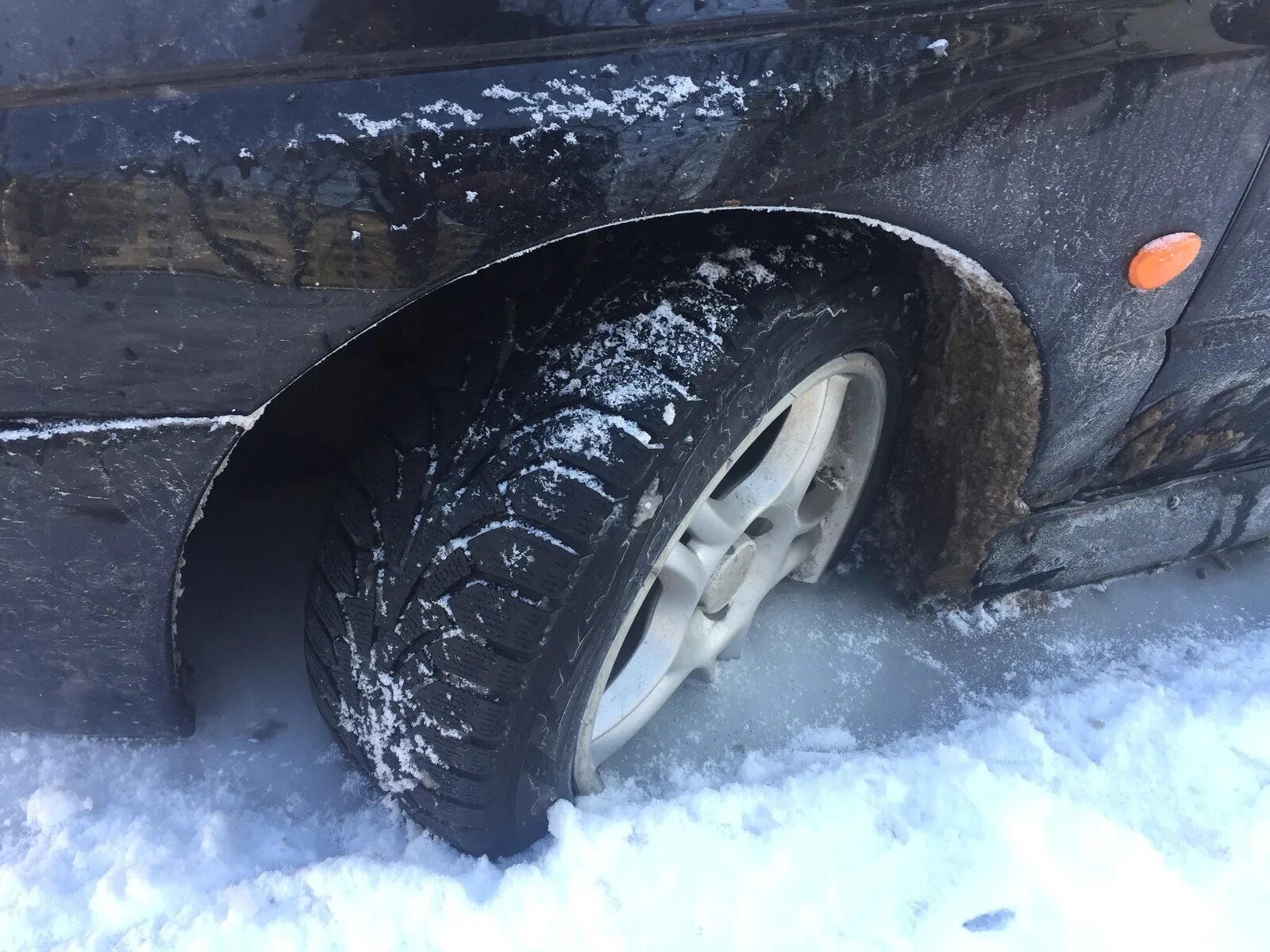 Колесо на льду. Колеса машины примерзли. Что делать если примерзло колесо. Вмерзли колеса машины. Колеса машины примерзли.