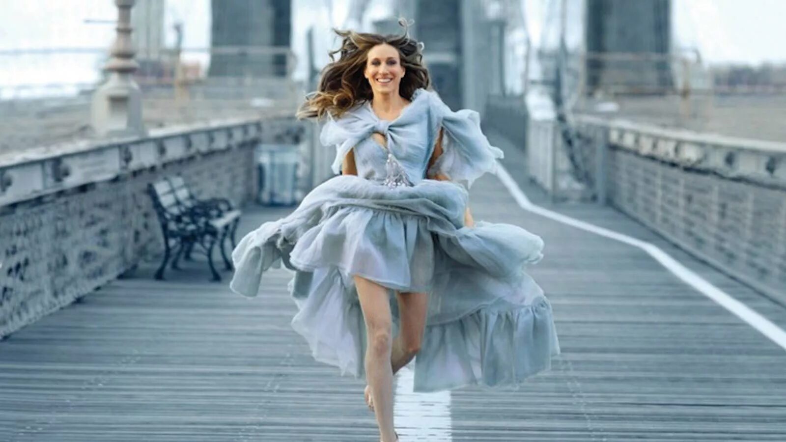 девушка бежит в платье. девушка бежит в платье. девушка бежит в платье. девочка бежал платье. девушка в платье.