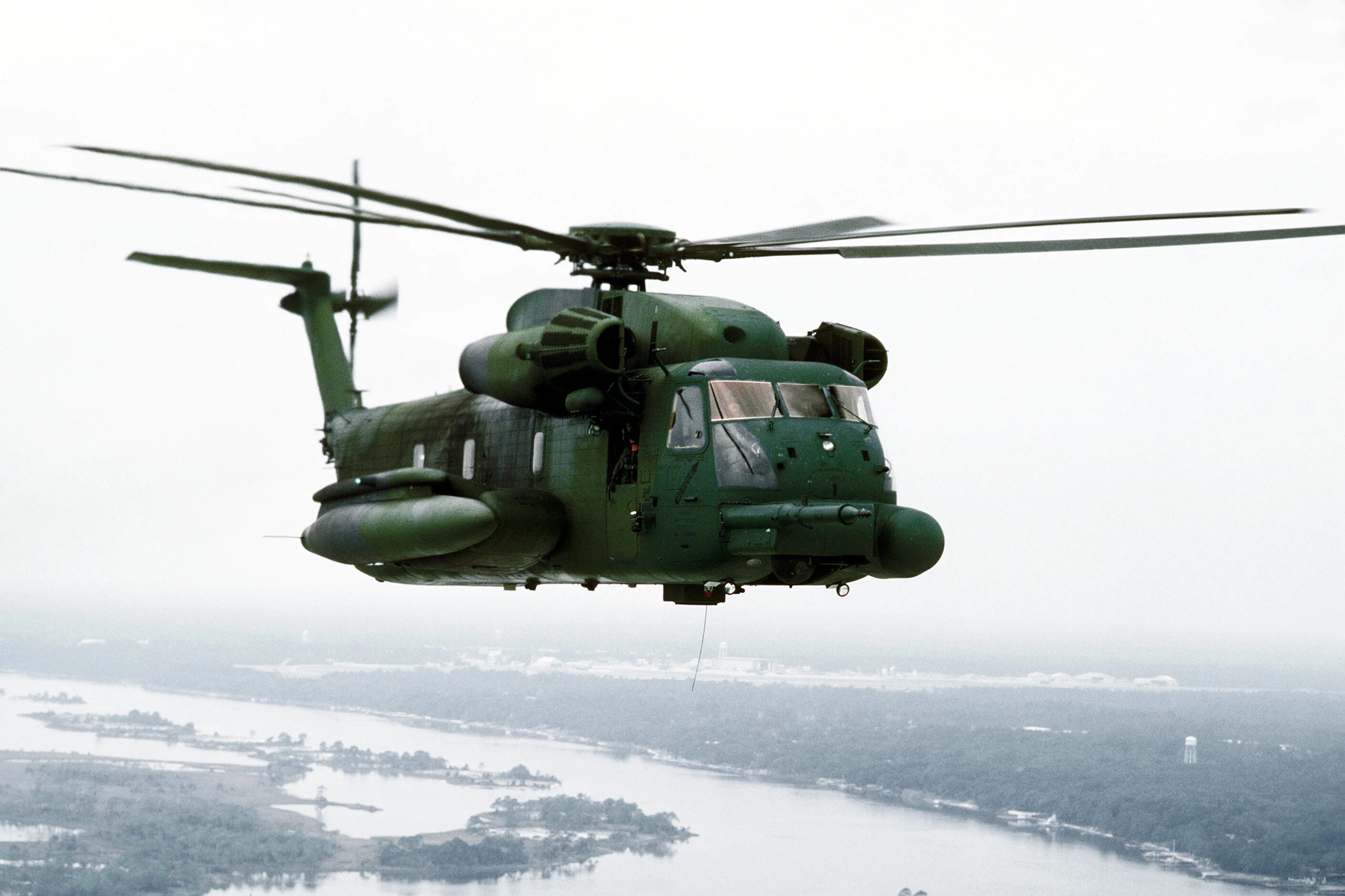 Зеленый вертолет. Вертолет mh-53j. mh-53j pave low iii. sikorsky mh-53. mh-53 helicopter..