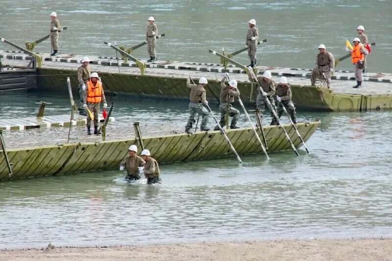 Форсирование преград. Форсирование водных преград. Форсирование водных преград. Танк форсирование реки т-80. Форсирование водной преграды схема.