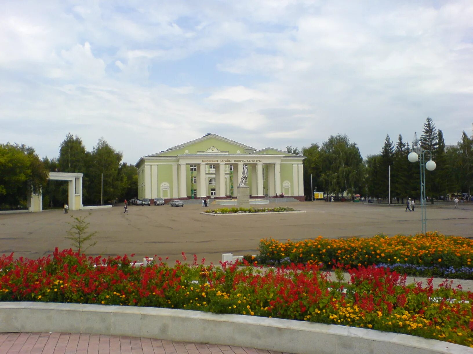 Башкортостан г ишимбай. Дворец культуры нефтяников имени с. м. кирова (ишимбай). площадь ленина ишимбай. дворец культуры г ишимбай. дворец культуры нефтяников в г. ишимбае.