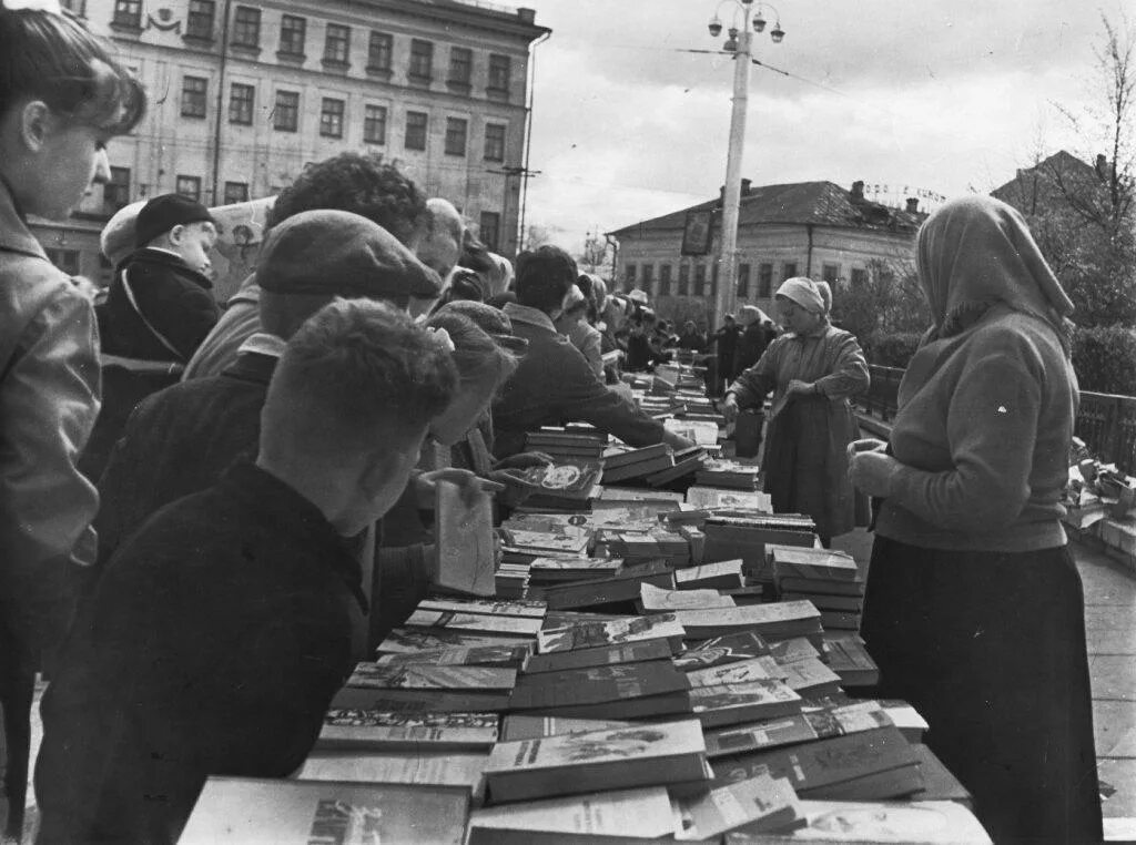 Поэзия 80 годов. 1960е СССР люди культура. СССР 60-Е годы. Чтение в Советском Союзе. 1960 Е годы в СССР.