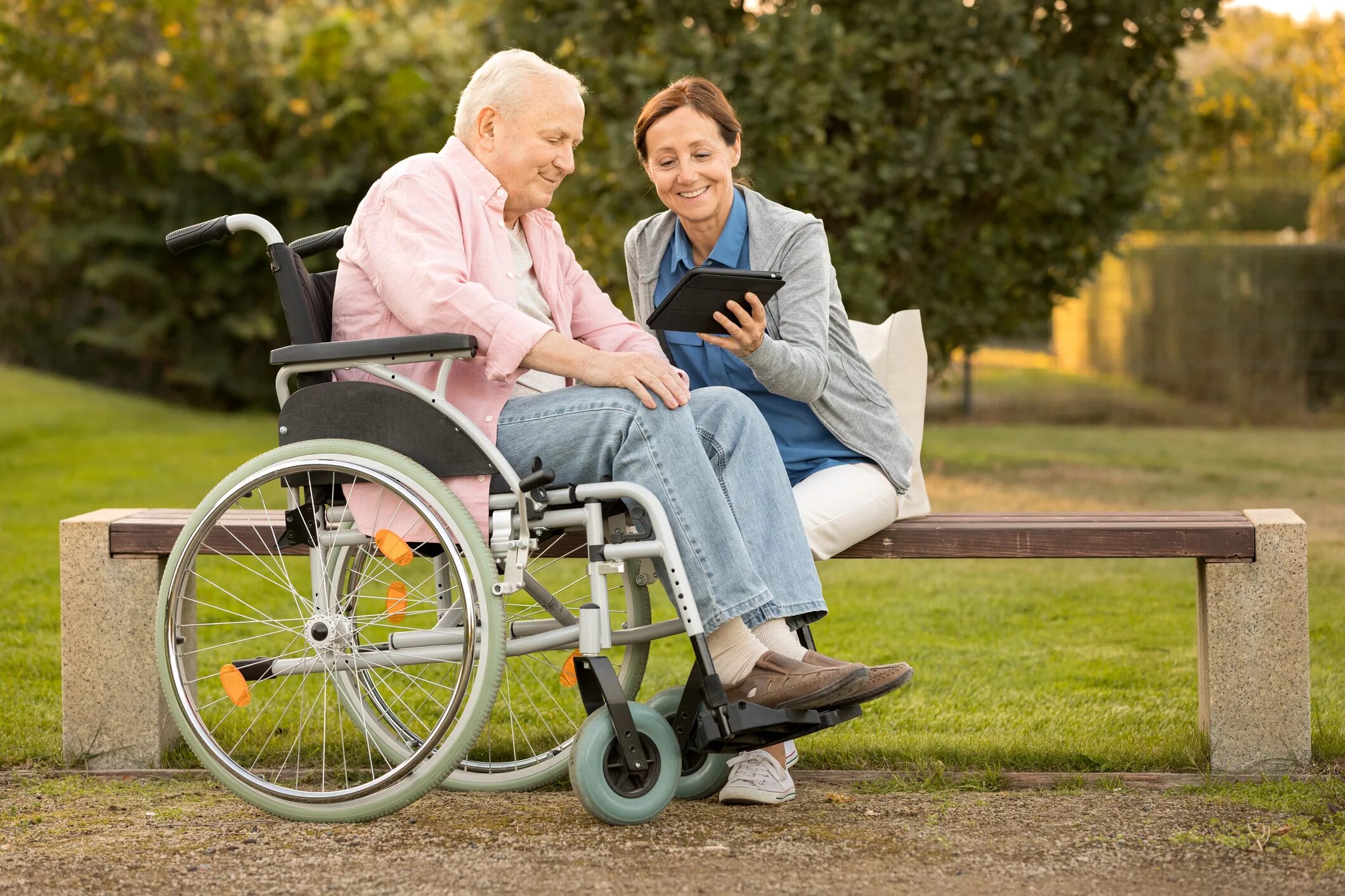 Общество пенсионеров и инвалидов. Люди с ограниченными возможностями. Пожилые и инвалиды. Пенсионеры инвалидная коляска. Коляска для пенсионеров.