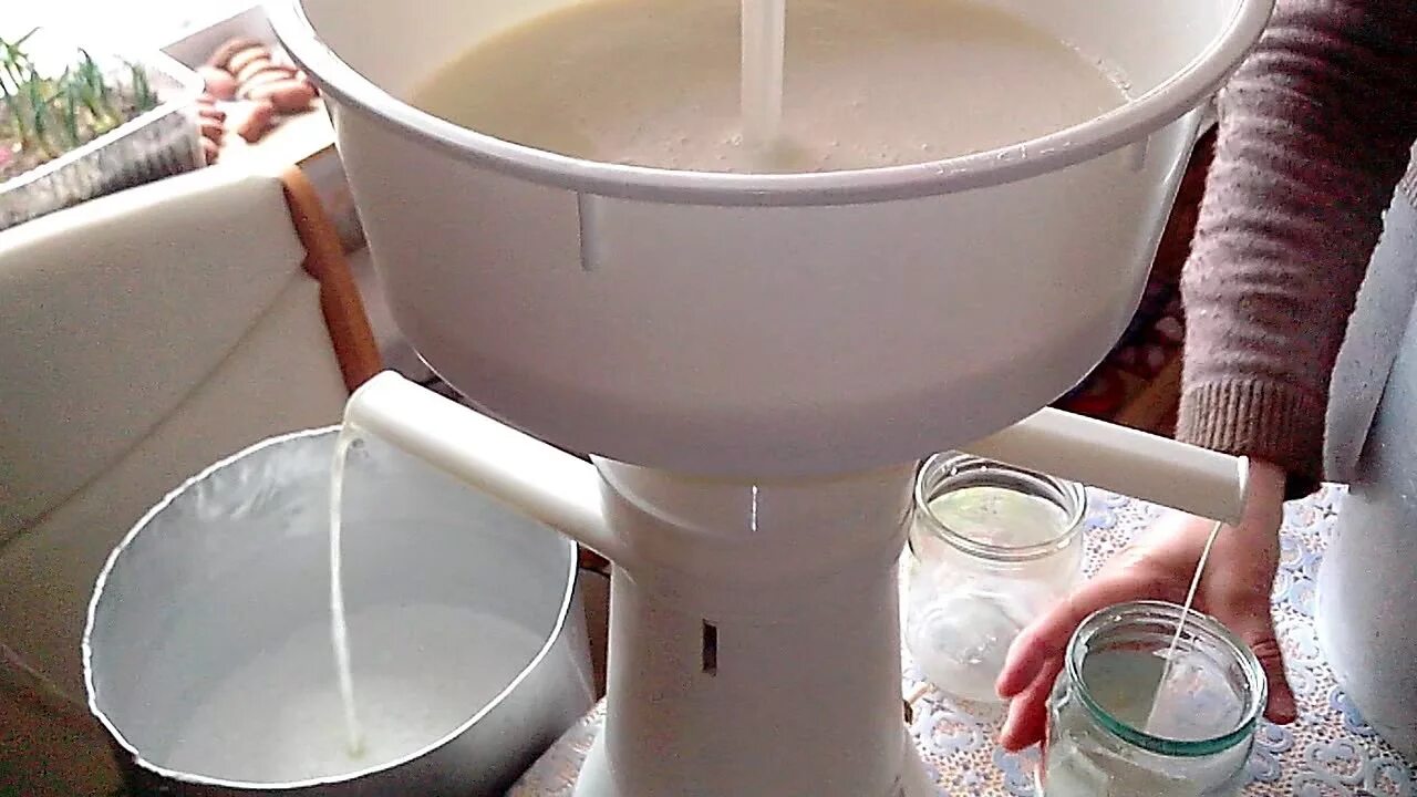 Сепаратор обрат молоко сливки. Сепарирование молока на сепараторе. Сепаратор сепарирует молоко. Сепаратор ручной. Сепаратор жирность сливок