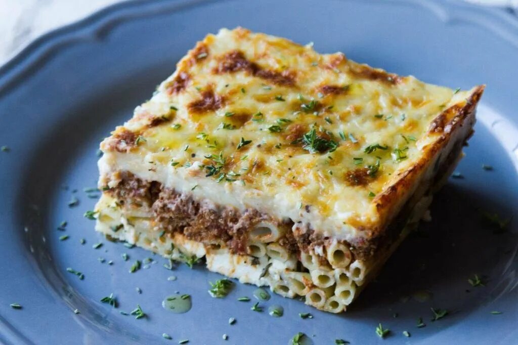 Запеканка из макарон с яйцом и сыром. Пастицио греческая. макаронник лапшевник. запеканка пастицио. макаронник запеканка.